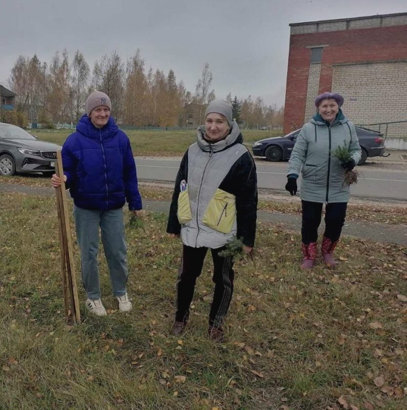 Фотофакт: Инициативу по озеленению территории реализовали в Муравилье