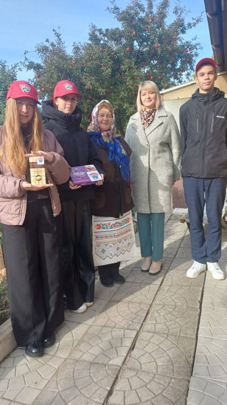 Активисты БРСМ поздравили ветеранов педагогического труда с Днем пожилых людей Активисты БРСМ поздравили ветеранов педагогического труда с Днем пожилых людей
