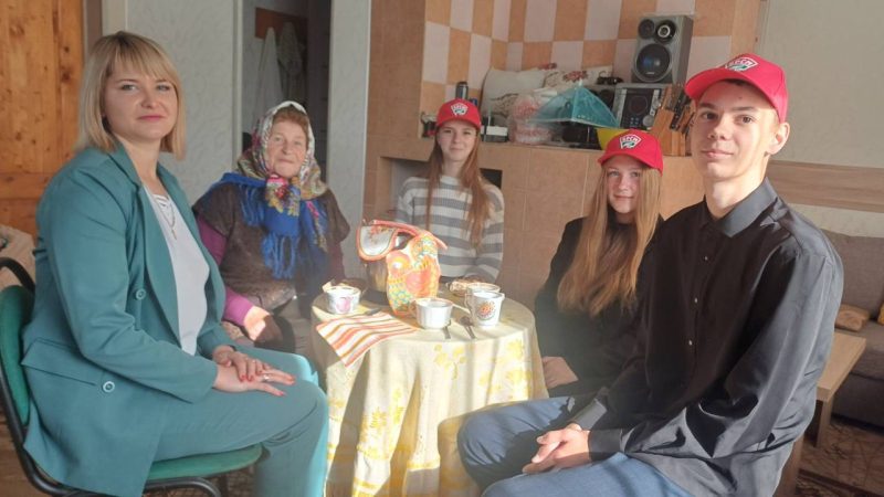 Активисты БРСМ поздравили ветеранов педагогического труда с Днем пожилых людей Активисты БРСМ поздравили ветеранов педагогического труда с Днем пожилых людей