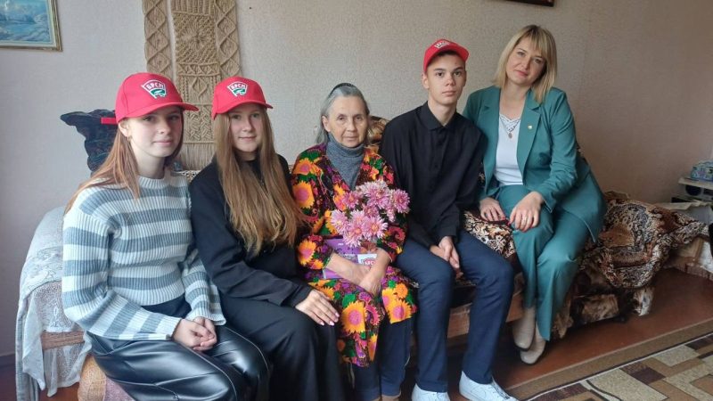 Активисты БРСМ поздравили ветеранов педагогического труда с Днем пожилых людей Активисты БРСМ поздравили ветеранов педагогического труда с Днем пожилых людей
