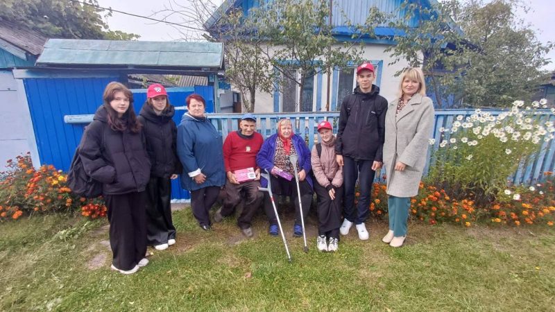 Активисты БРСМ поздравили ветеранов педагогического труда с Днем пожилых людей Активисты БРСМ поздравили ветеранов педагогического труда с Днем пожилых людей