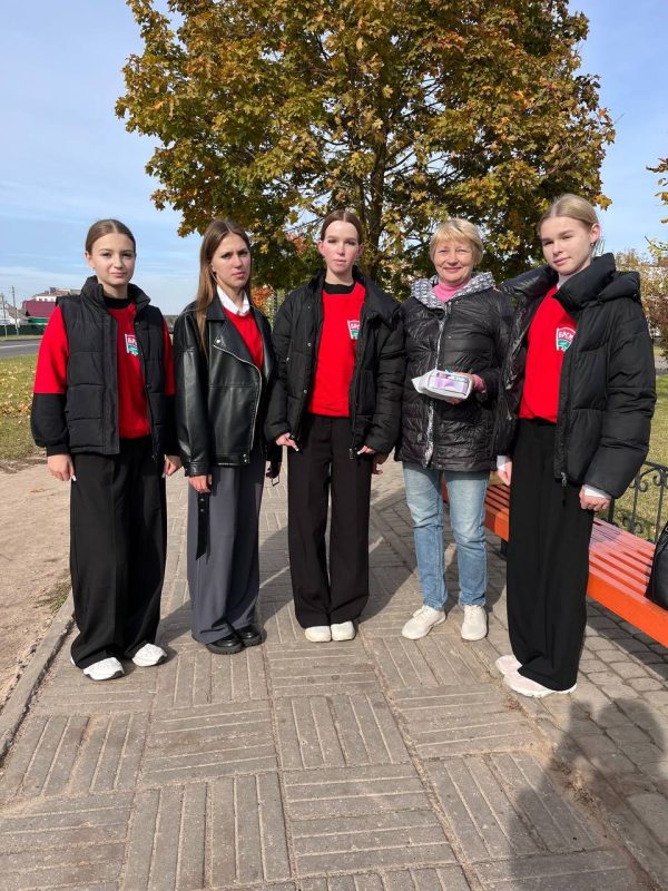 Активисты БРСМ поздравили ветеранов педагогического труда с Днем пожилых людей Активисты БРСМ поздравили ветеранов педагогического труда с Днем пожилых людей