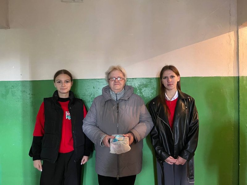 Активисты БРСМ поздравили ветеранов педагогического труда с Днем пожилых людей Активисты БРСМ поздравили ветеранов педагогического труда с Днем пожилых людей