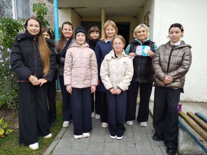 Активисты БРСМ поздравили ветеранов педагогического труда с Днем пожилых людей Активисты БРСМ поздравили ветеранов педагогического труда с Днем пожилых людей