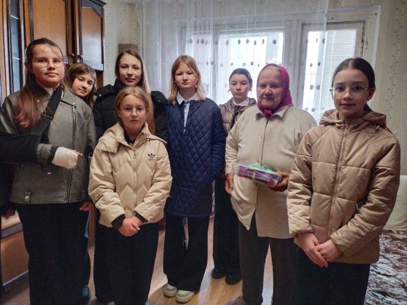 Активисты БРСМ поздравили ветеранов педагогического труда с Днем пожилых людей Активисты БРСМ поздравили ветеранов педагогического труда с Днем пожилых людей