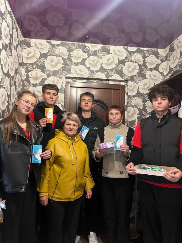 Активисты БРСМ поздравили ветеранов педагогического труда с Днем пожилых людей Активисты БРСМ поздравили ветеранов педагогического труда с Днем пожилых людей