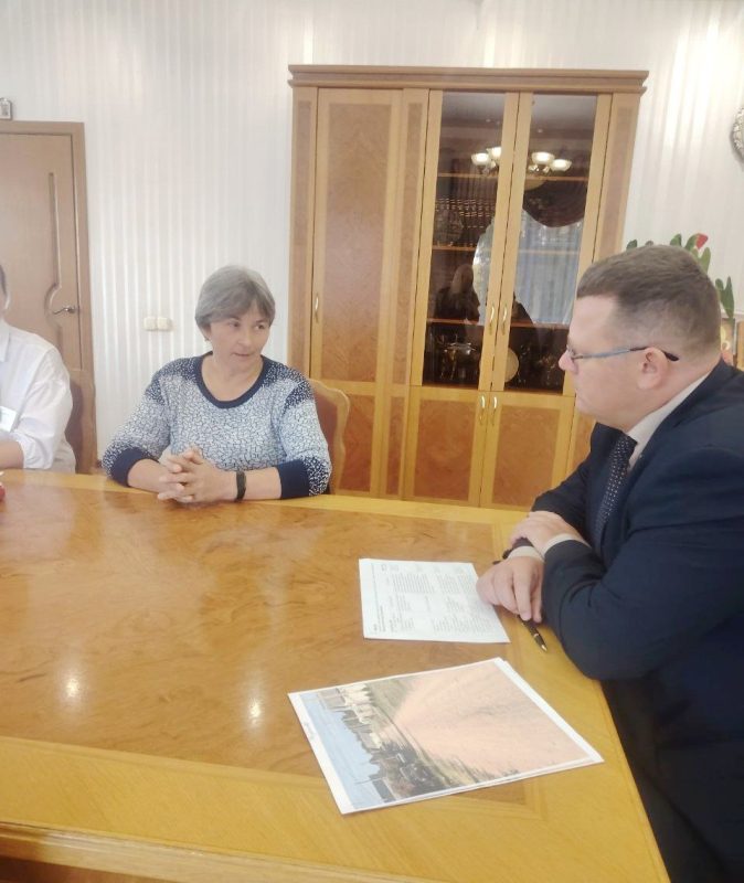 Личный прием граждан провел глава Костюковичского района Вячеслав Моксачев