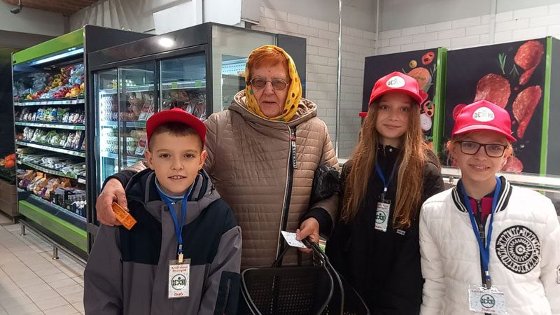 Юные блогеры "IT-ДЕТКИ" поздравили мам города Костюковичи с Днем матери