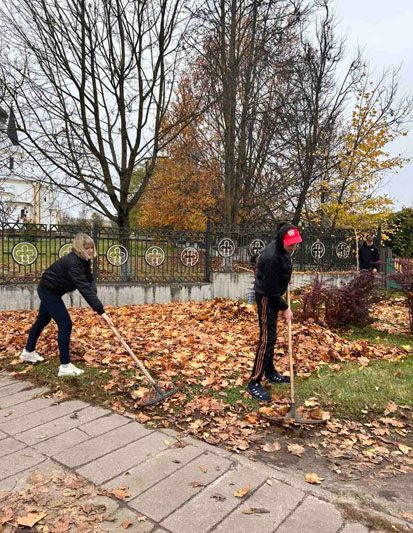 Костюковичские волонтеры БРСМ заботятся о благоустройстве святынь Костюковичские волонтеры БРСМ заботятся о благоустройстве святынь