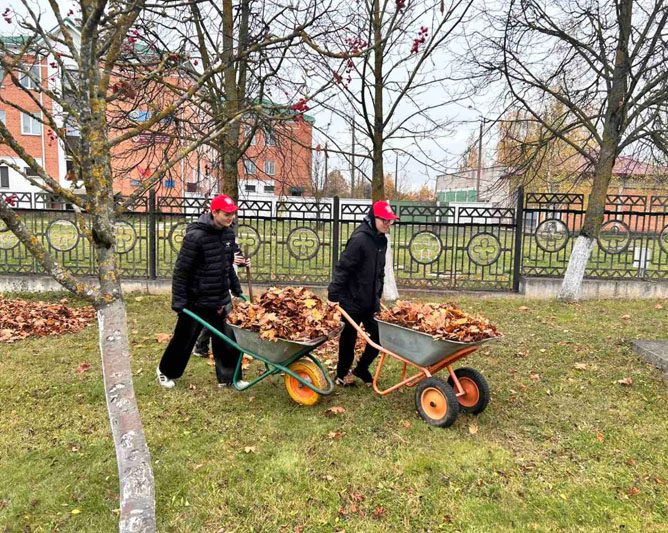 Костюковичские волонтеры БРСМ заботятся о благоустройстве святынь Костюковичские волонтеры БРСМ заботятся о благоустройстве святынь