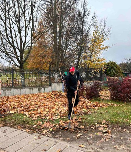 Костюковичские волонтеры БРСМ заботятся о благоустройстве святынь Костюковичские волонтеры БРСМ заботятся о благоустройстве святынь