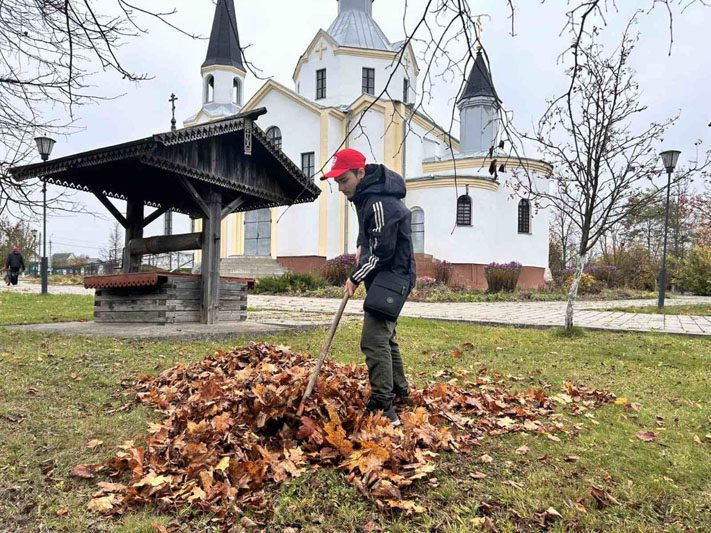 Костюковичские волонтеры БРСМ заботятся о благоустройстве святынь Костюковичские волонтеры БРСМ заботятся о благоустройстве святынь