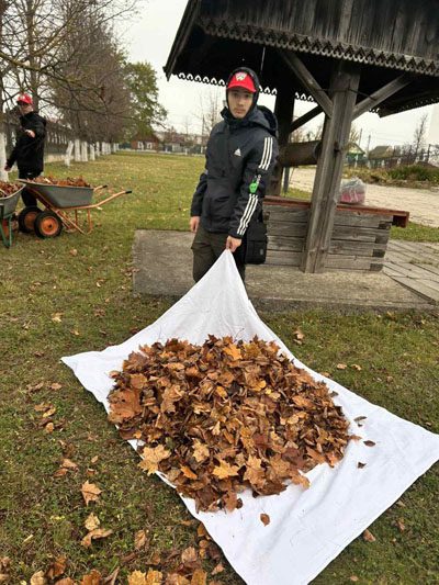 Костюковичские волонтеры БРСМ заботятся о благоустройстве святынь Костюковичские волонтеры БРСМ заботятся о благоустройстве святынь