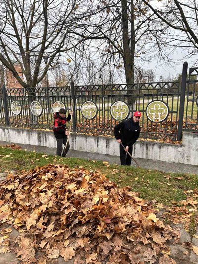 Костюковичские волонтеры БРСМ заботятся о благоустройстве святынь Костюковичские волонтеры БРСМ заботятся о благоустройстве святынь