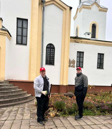 Костюковичские волонтеры БРСМ заботятся о благоустройстве святынь Костюковичские волонтеры БРСМ заботятся о благоустройстве святынь