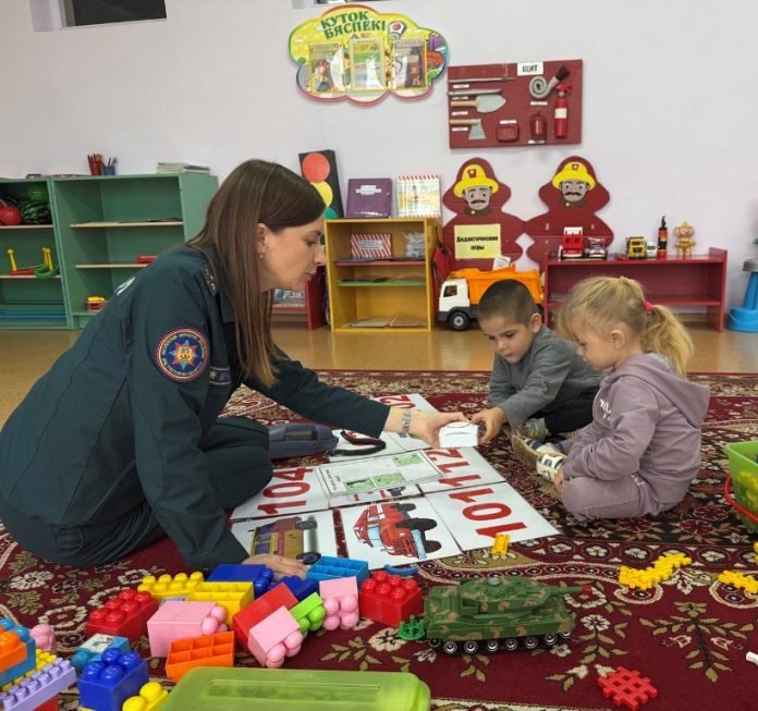 Костюковичские спасатели напомнили детям о безопасности на каникулах