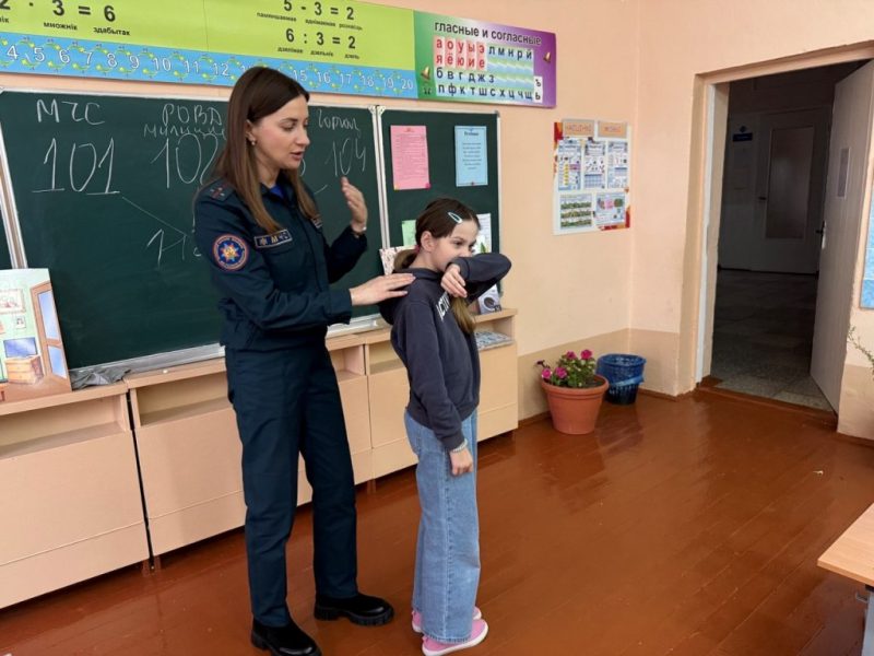 Костюковичские спасатели напомнили детям о безопасности на каникулах