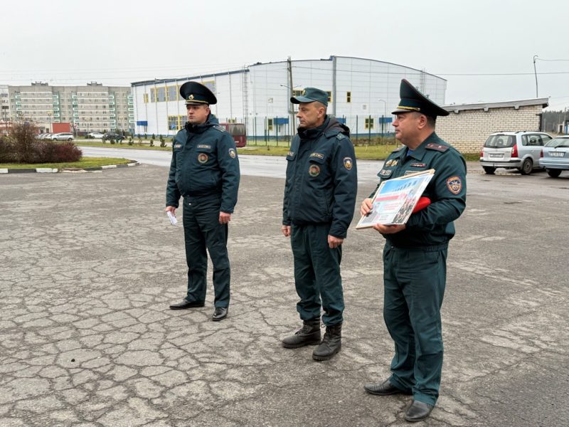 В торжественной обстановке в Костюковичском РОЧС проводили на пенсию Олега Якушева