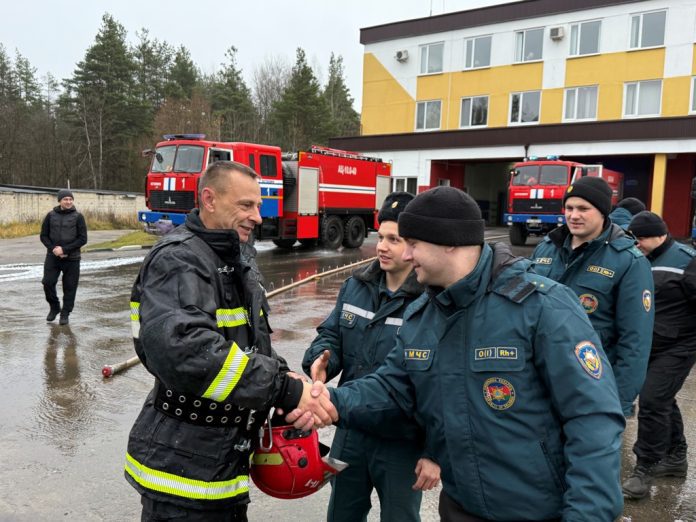 В торжественной обстановке в Костюковичском РОЧС проводили на пенсию Олега Якушева