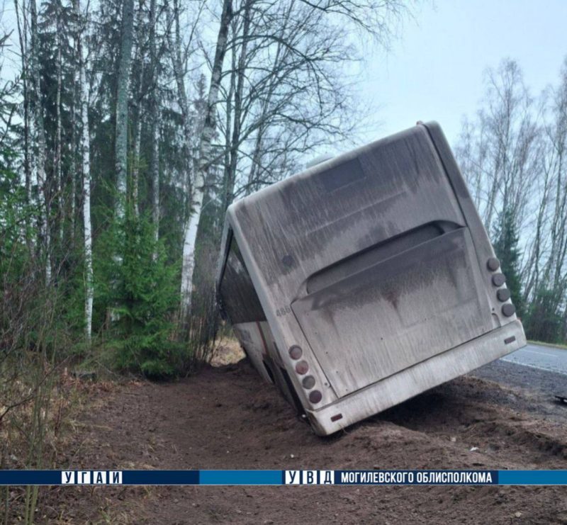 В Чериковском районе столкнулись автобус и легковой автомобиль: пострадавших нет