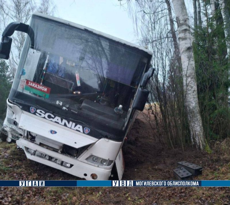 В Чериковском районе столкнулись автобус и легковой автомобиль: пострадавших нет