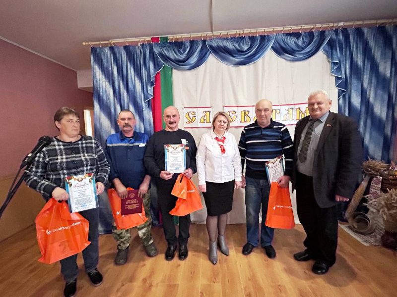 Торжества в честь тружеников села прошли в Новых Самотевичах и Белой Дуброве Торжества в честь тружеников села прошли в Новых Самотевичах и Белой Дуброве