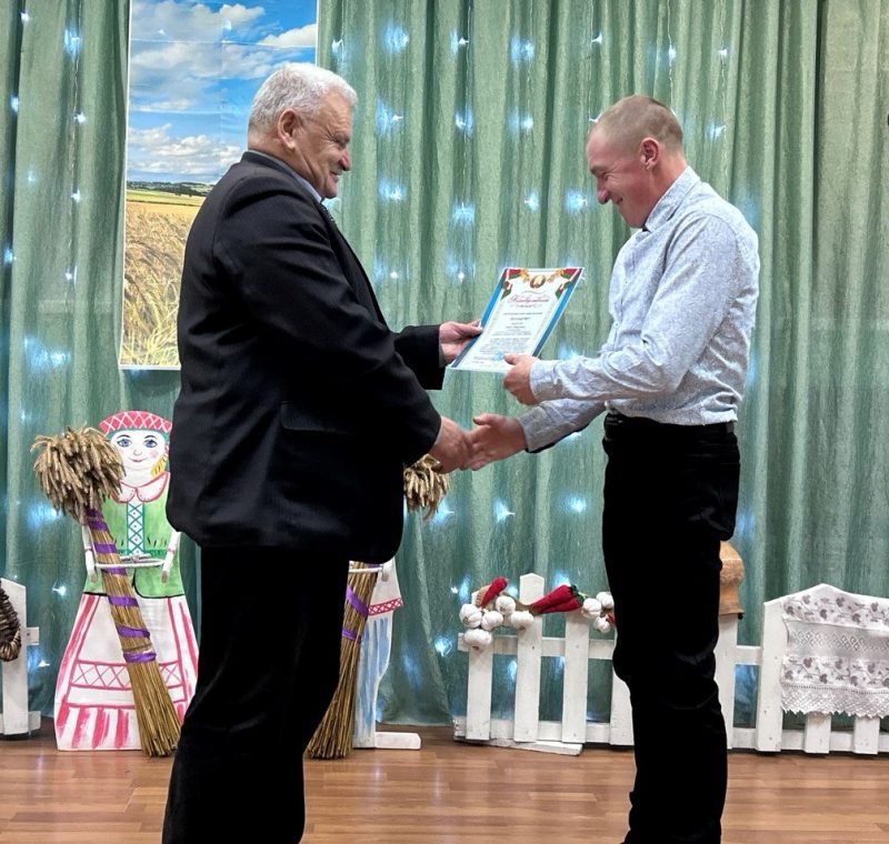 Торжества в честь тружеников села прошли в Новых Самотевичах и Белой Дуброве Торжества в честь тружеников села прошли в Новых Самотевичах и Белой Дуброве