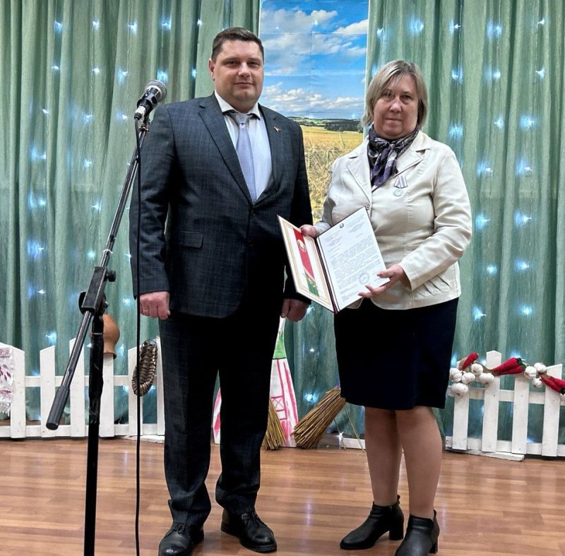 Торжества в честь тружеников села прошли в Новых Самотевичах и Белой Дуброве Торжества в честь тружеников села прошли в Новых Самотевичах и Белой Дуброве