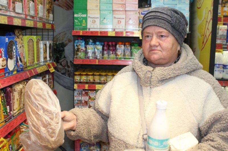 Нет услуги или спроса? Почему в костюковичских магазинах не режут хлеб