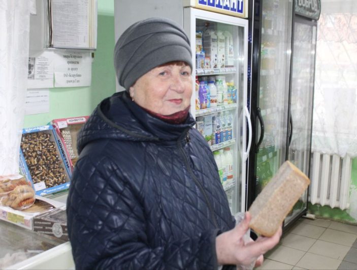 Нет услуги или спроса? Почему в костюковичских магазинах не режут хлеб