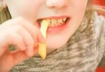 В Беларуси запрещены к продаже популярные среди детей снеки: в них нашли опасные добавки