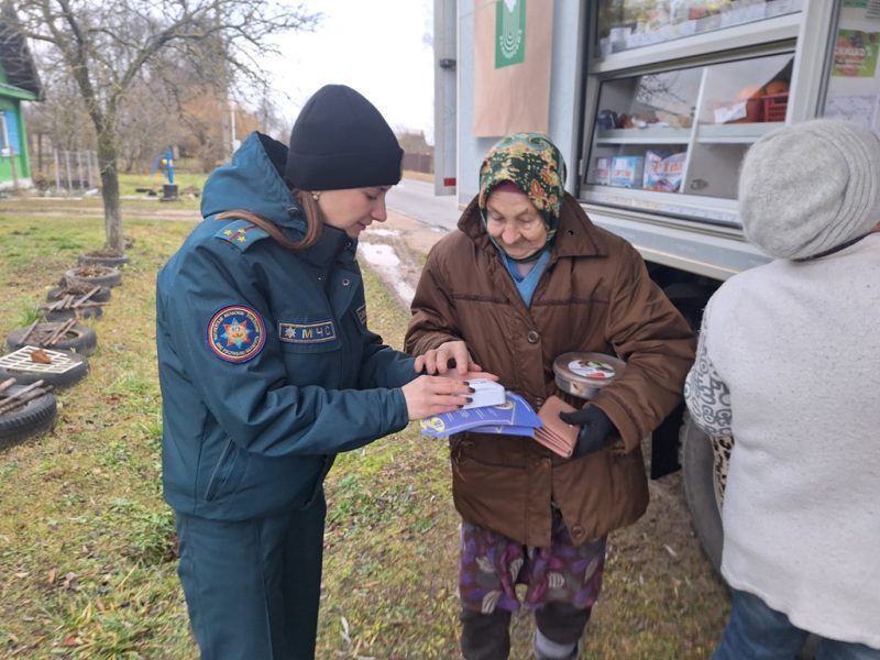 Спасатели Костюковичского РОЧС провели разъяснительную работу с пожилыми гражданами об эффективности использования АПИ