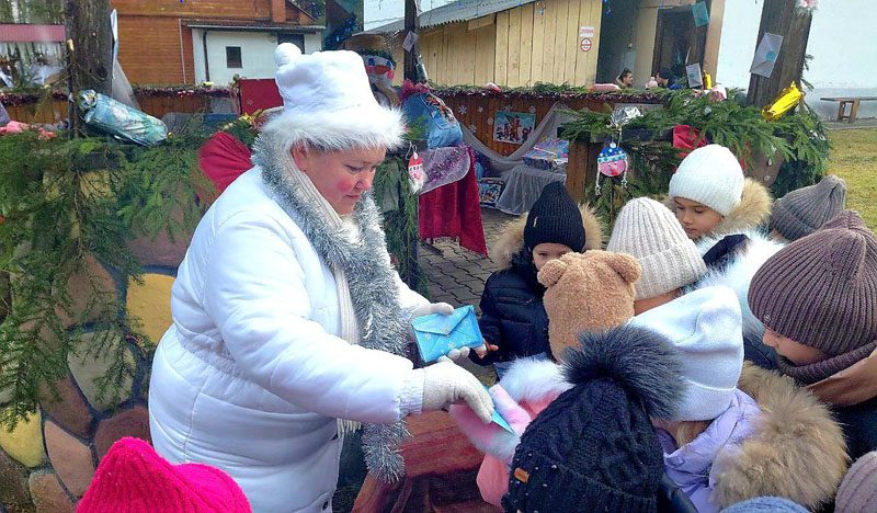 Резиденция Деда Мороза в агр. Крапивня распахнула двери для юных гостей