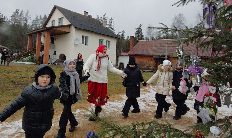 Резиденция Деда Мороза в агр. Крапивня распахнула двери для юных гостей