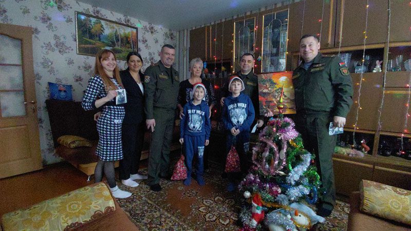 Военнослужащие из Осиповичей порадовали юных костюковчан в преддверии Нового года