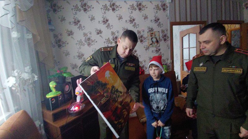 Военнослужащие из Осиповичей порадовали юных костюковчан в преддверии Нового года