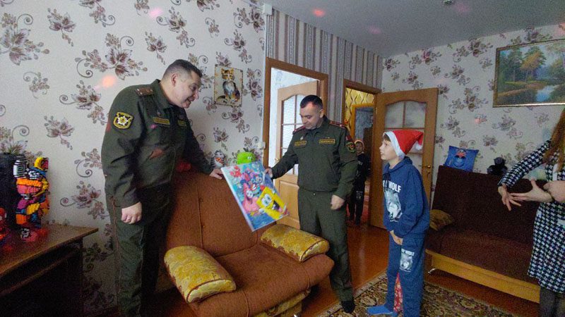 Военнослужащие из Осиповичей порадовали юных костюковчан в преддверии Нового года