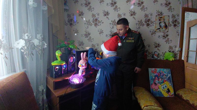 Военнослужащие из Осиповичей порадовали юных костюковчан в преддверии Нового года