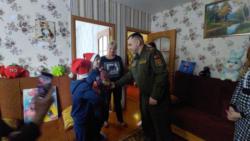 Военнослужащие из Осиповичей порадовали юных костюковчан в преддверии Нового года