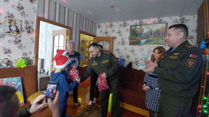 Военнослужащие из Осиповичей порадовали юных костюковчан в преддверии Нового года