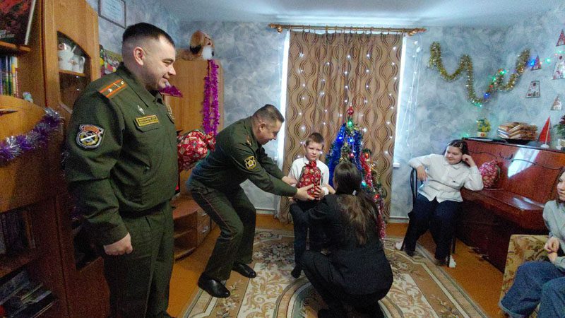 Военнослужащие из Осиповичей порадовали юных костюковчан в преддверии Нового года
