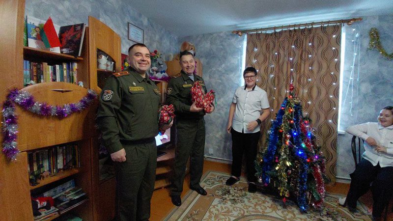 Военнослужащие из Осиповичей порадовали юных костюковчан в преддверии Нового года