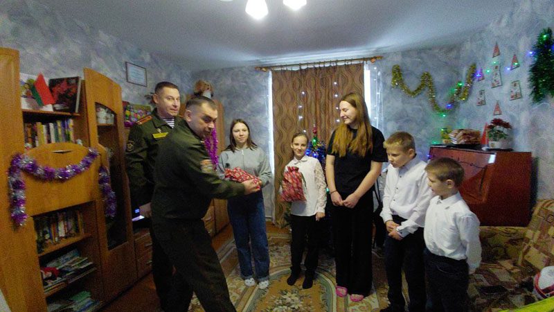 Военнослужащие из Осиповичей порадовали юных костюковчан в преддверии Нового года