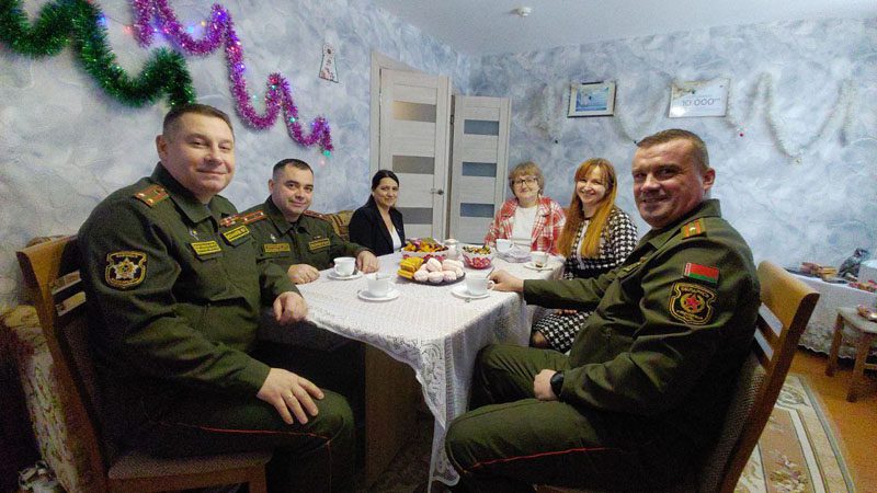 Военнослужащие из Осиповичей порадовали юных костюковчан в преддверии Нового года