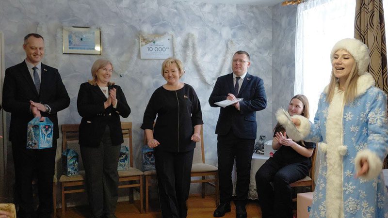 Дарим не только конфеты! Новогодние сюрпризы от спонсоров для нуждающихся детей