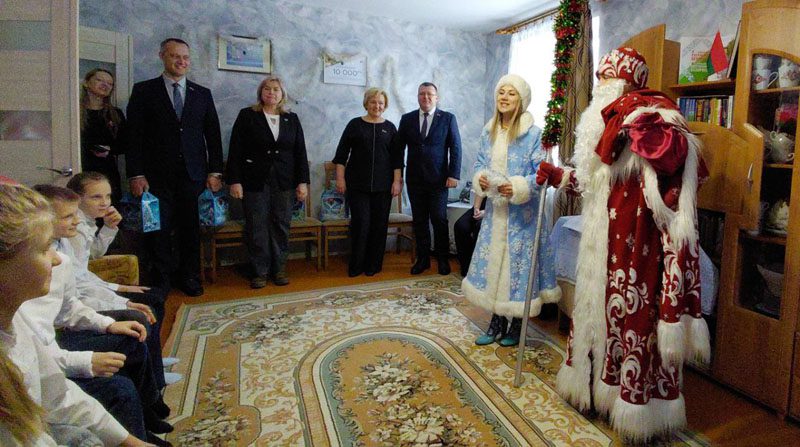 Дарим не только конфеты! Новогодние сюрпризы от спонсоров для нуждающихся детей