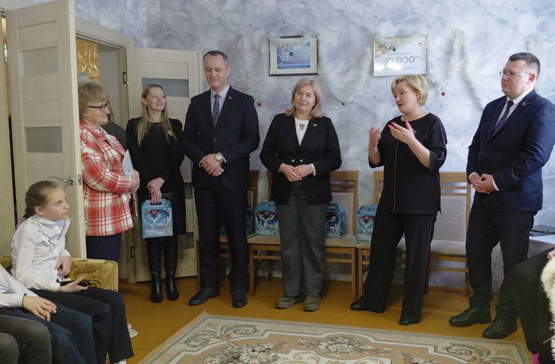 Дарим не только конфеты! Новогодние сюрпризы от спонсоров для нуждающихся детей