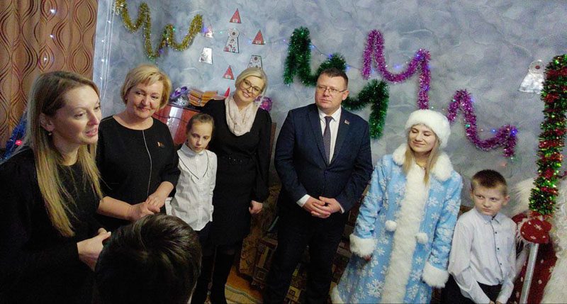 Дарим не только конфеты! Новогодние сюрпризы от спонсоров для нуждающихся детей