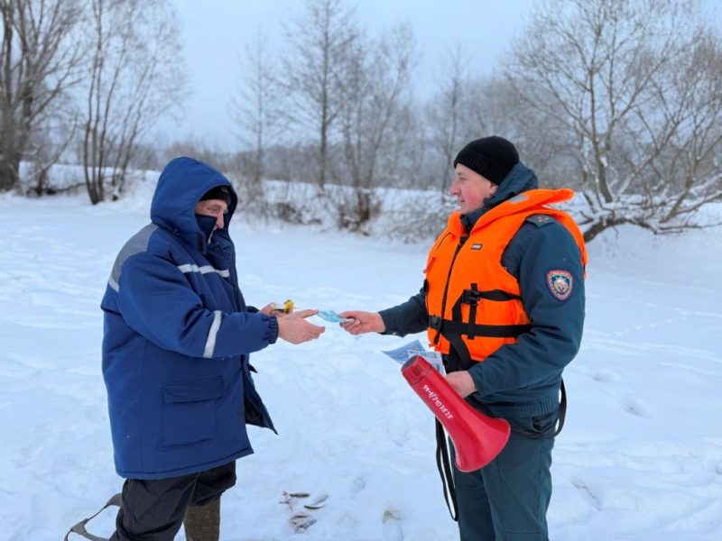 Костюковичские спасатели отправились в рейд по местам зимней рыбалки
