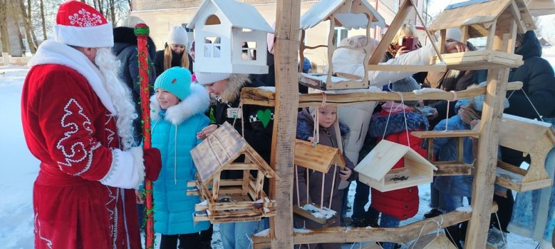 В Костюковичах открылась столовая для пернатых